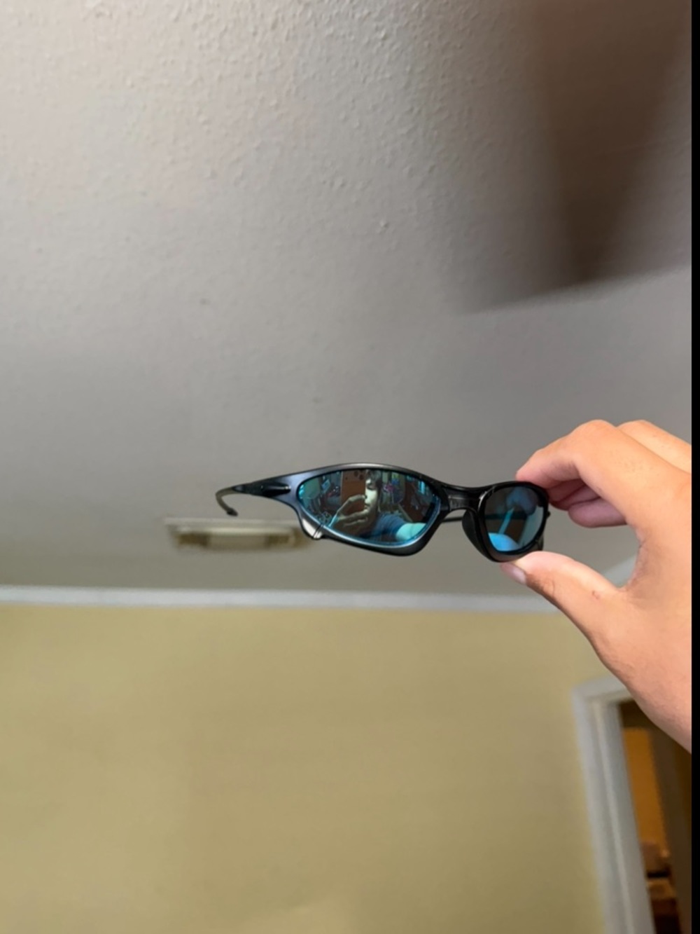 Women’s Black Sunglasses with Blue Mirrored Lenses Oakleys